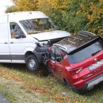 Auto und Kleintransporter stoßen zusammen: Drei Verletzte